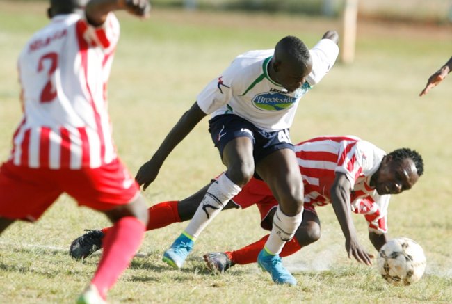 Ushuru's Barrack Odhiambo battles with Thika United's Musa Abdalla. (Photo by Shutterspeed)